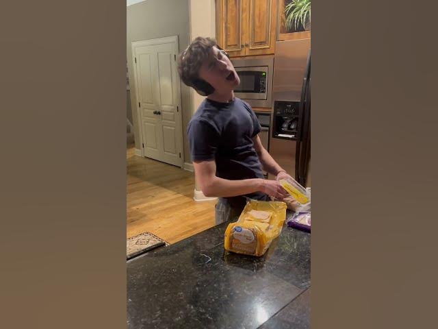 Video thumbnail for How u listen to music when no one’s home