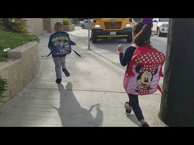 Video thumbnail for Los twins subiendose Al bus school