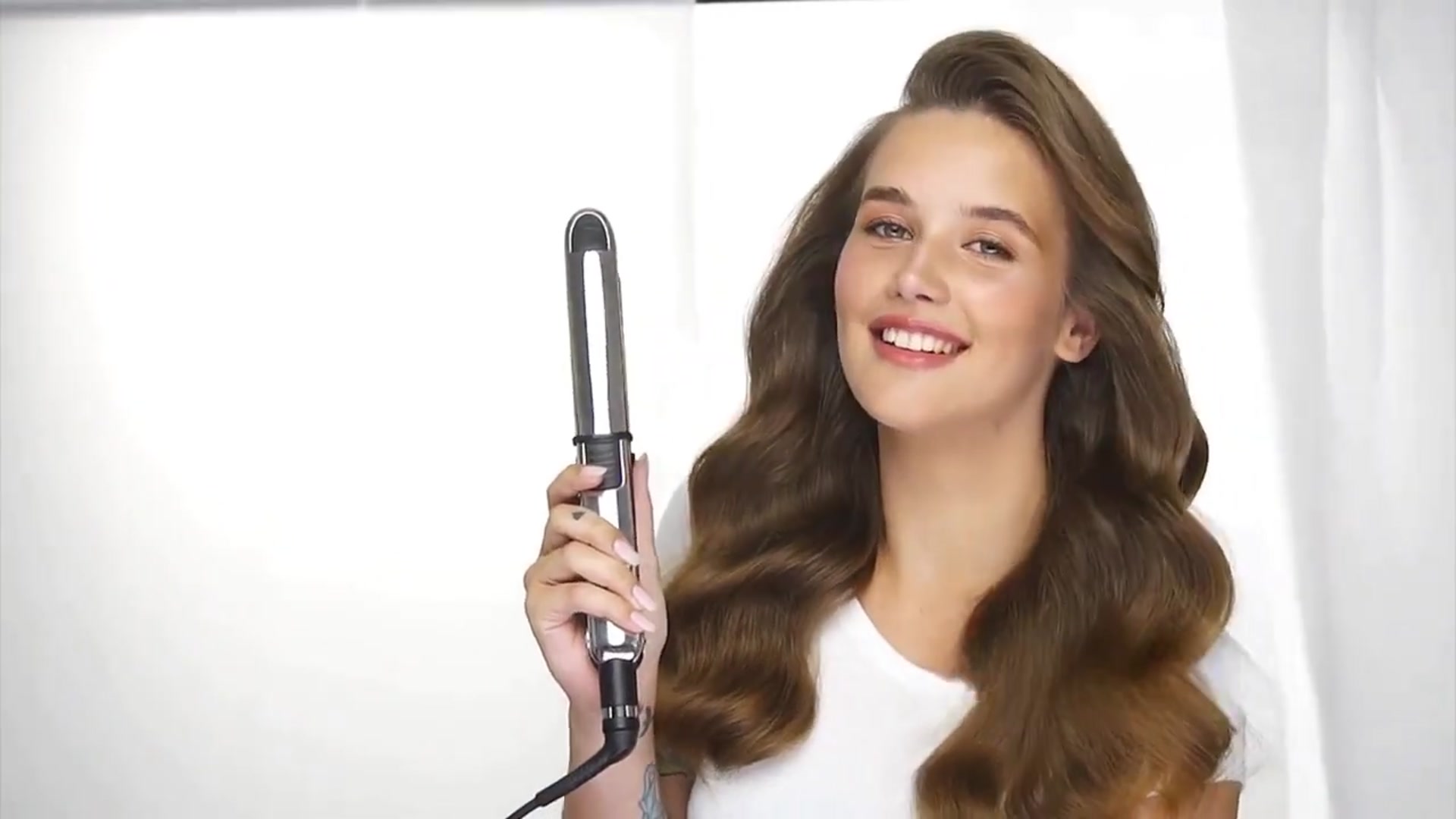 Video thumbnail for Master the Art of Gorgeous Waves ¦ 20 Easy Styling Tips for Perfect Beachy Waves (720p 30fps)