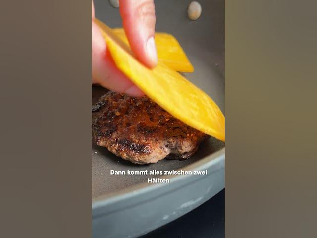 'Video thumbnail for So einfach kannst auch du Chili Cheese Smashburger Zuhause machen! #goldentoast #burger #shorts'