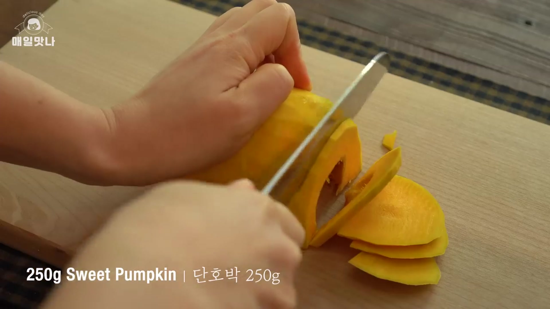 Video thumbnail for 초간단 재료 이것만 넣으면 맛있는 찰떡이 돼요 쫀득한 호박찹쌀떡 만들기 Chapssaltteok Pumpkin Sticky Rice Cake(720P HD)