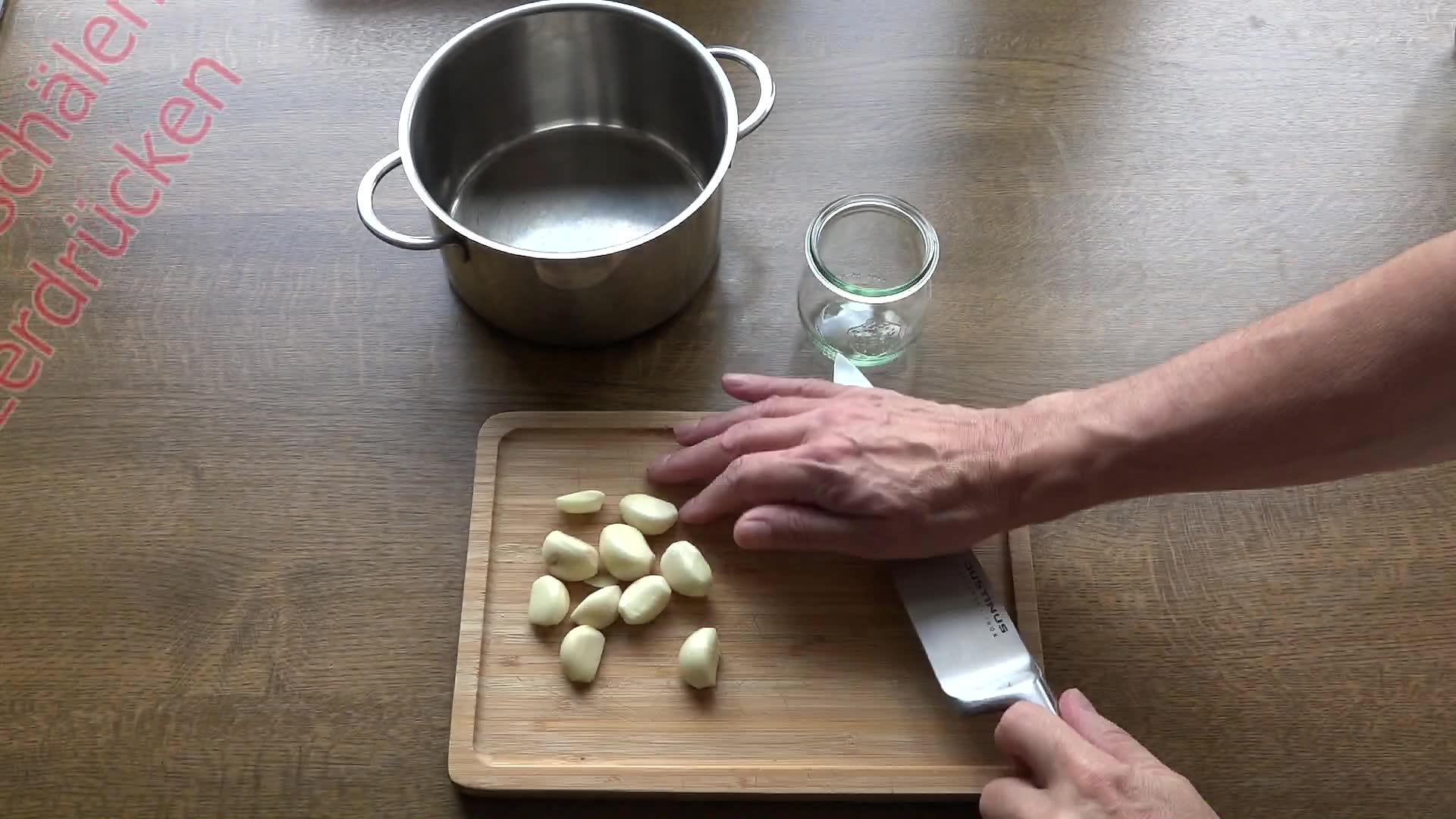Video thumbnail for Knoblauchöl herstellen