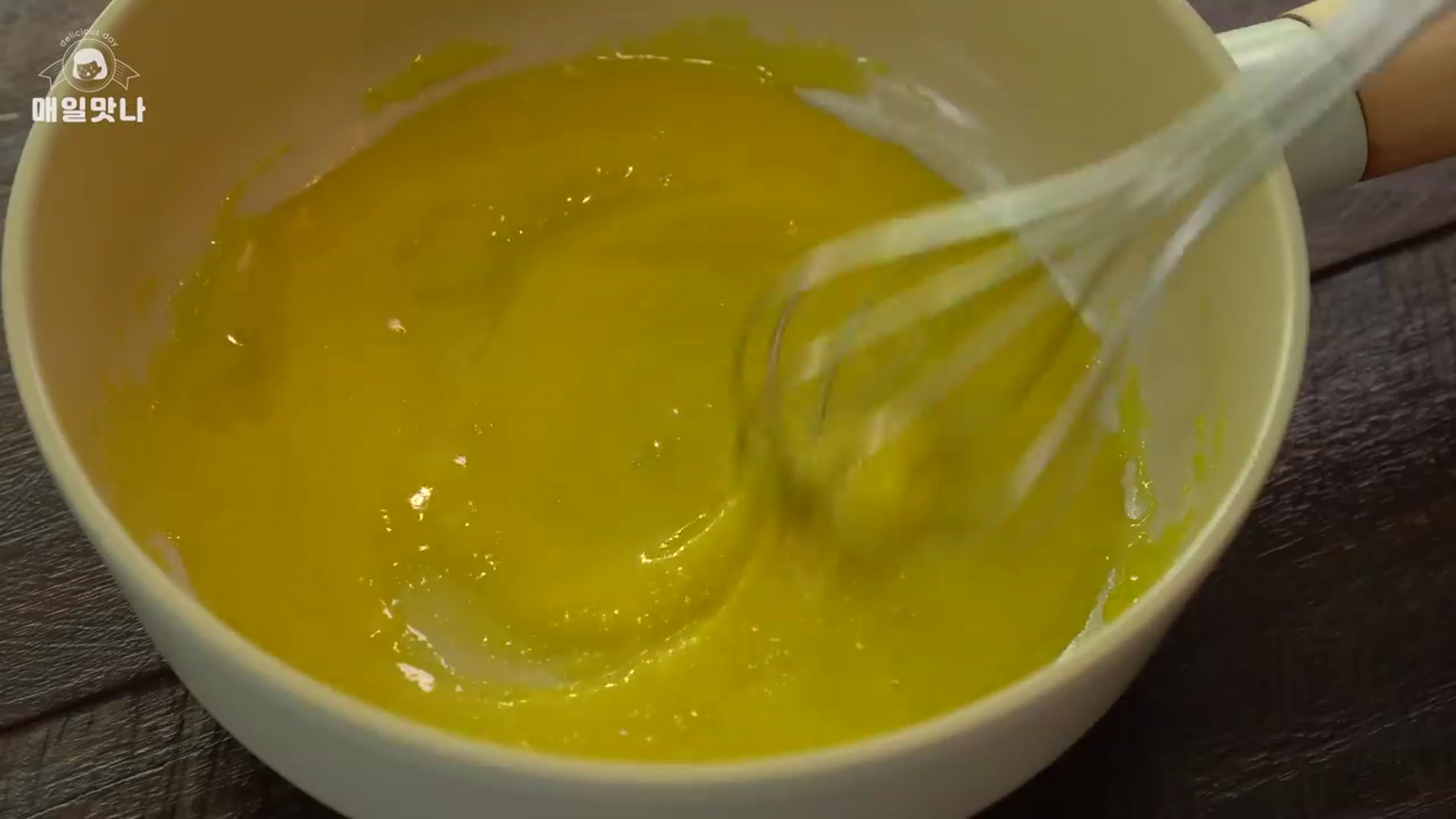 Video thumbnail for 만두피가 파이가 되는 기적의 레시피 대박 맛있는 슈크림만두 커스터드만두 Custard Dumplings Easy Custard Pie(720P HD)