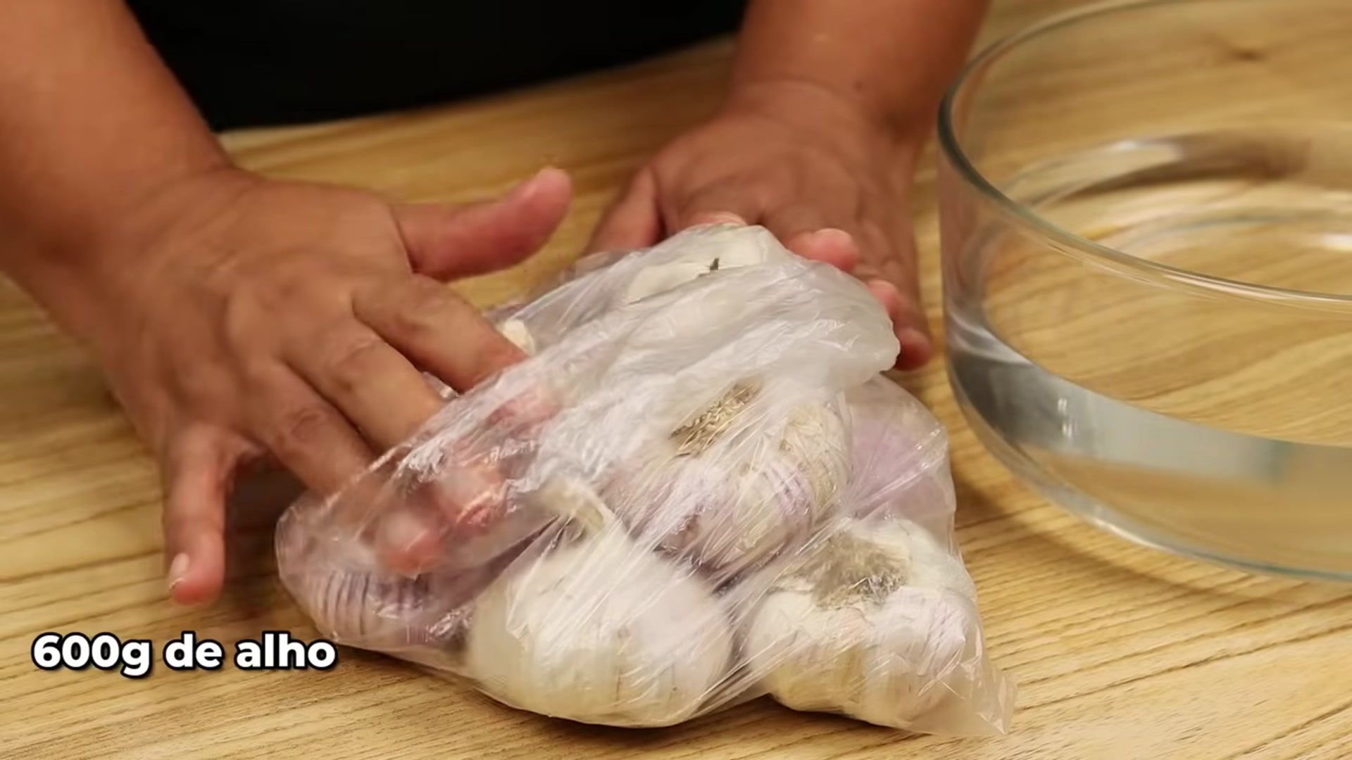 Video thumbnail for A Melhor DICA de Como Descascar ALHO EM MINUTOS_ Muito FÁCIL   DICAS para Conservar por dias_(720P_HD)