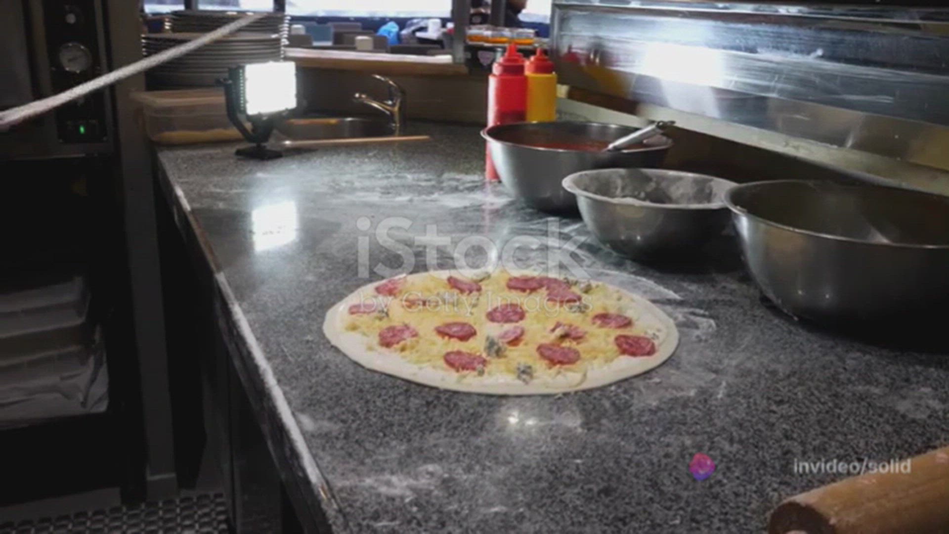 'Video thumbnail for Easy Recipe for Classic Sausage and Pepperoni Pizza'
