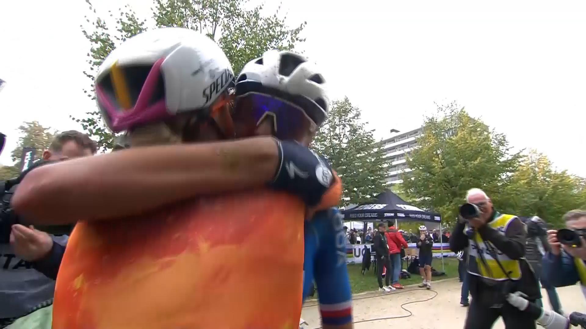 Video thumbnail for Wiebes wins final sprint to win elite women's world title