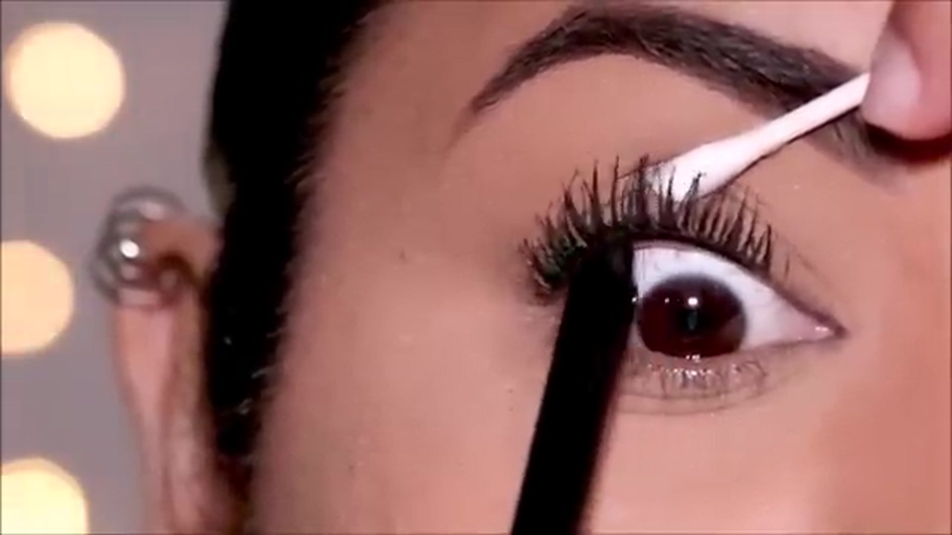 Video thumbnail for Forget False Lashes — Try This Heated Mascara Method